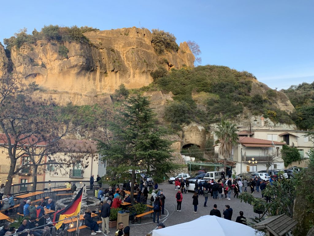 Festa auf der Piazza Rio in Pietrapaola Paese um Ostern 2023