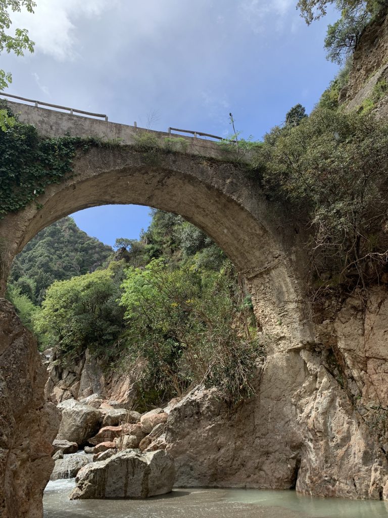 Historische Brücke für Landwirte in der Schlucht in Pietrapaola