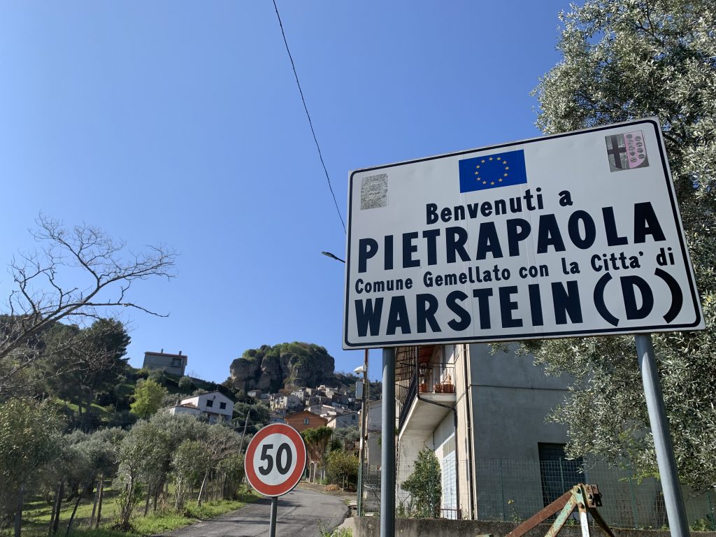 Ortseingangsschild Pietrapaola Paese, das die Städtepartnerschaft zu Warstein unterstreicht