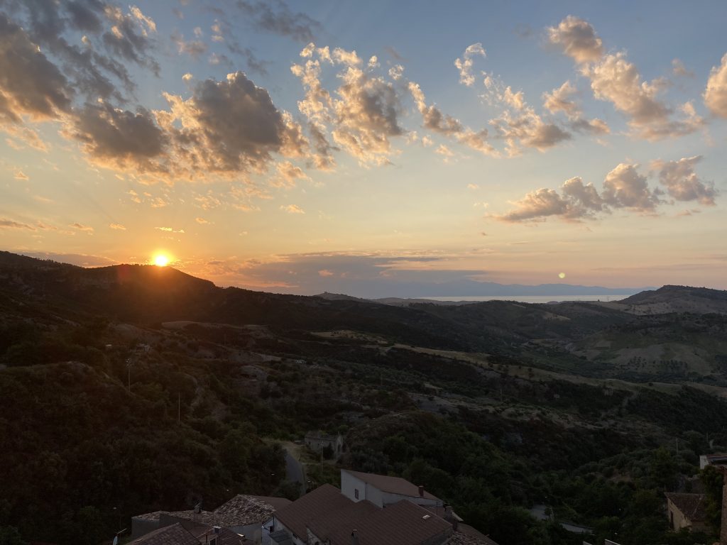 Sonnenuntergang über den Bergen am Golf von Taranto