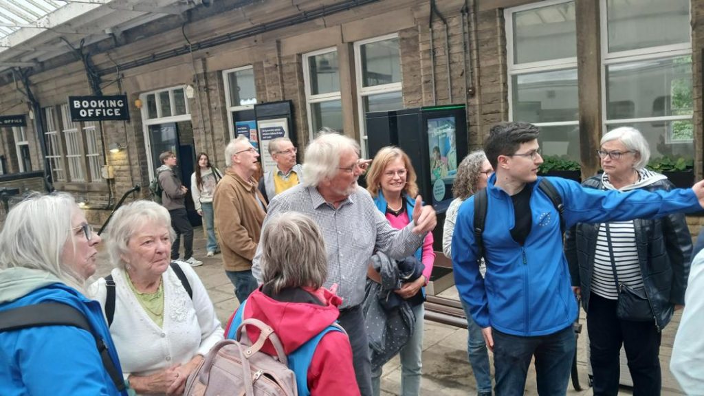 Ankunft am Bahnsteig von Hebden Bridge.
