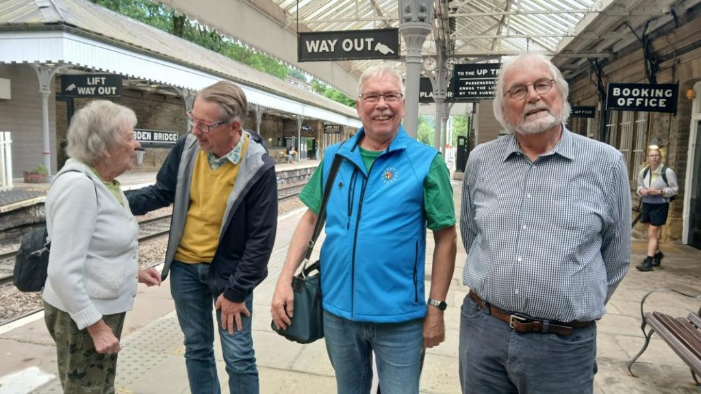 Ankunft am Bahnsteig von Hebden Bridge.