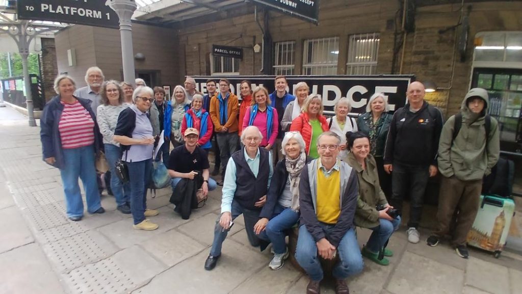 Gruppenbild bei der Ankunft am Bahnsteig von Hebden Bridge.