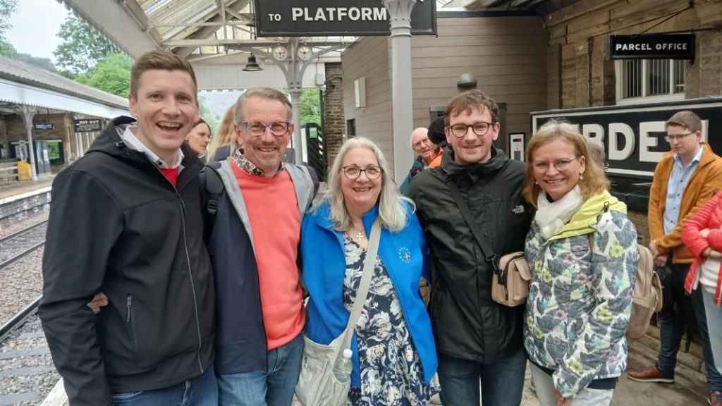 Ankunft am Bahnsteig von Hebden Bridge. Von links nach rechts: Maximilian Spinnrath, Reinhold Großelohmann, Annie Becker, Gianluca Vitale, Silvia Stockhausen